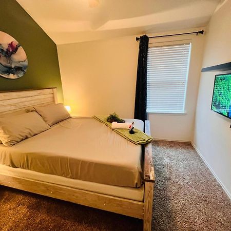 Work, Play & Stay King Bed With Foosball! Aubrey Esterno foto
